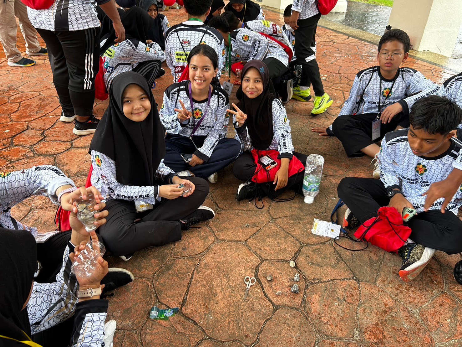 LINE_ALBUM_khay Stem and English Camp n prathes maleseiy_241120_29.jpg